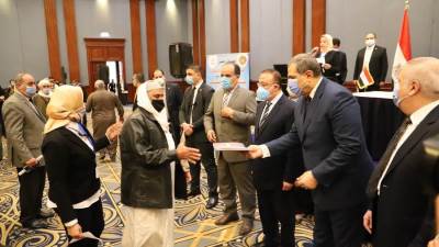 وزير القوى العاملة ومحافظ الإسكندرية يسلمان ٩٦١٨ بوليصة تأمين تكافلي للعمالة غير المنتظمة وصغار الصيادي