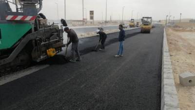 رئيس الجهاز: استكمال طبقة الأسفلت لازدواج الطريق الصحراوي الشرقي بمدينة المنيا الجديدة.