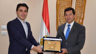 وزير الشباب والرياضة يلتقي مدير التنمية المستدامة بشركة إيني الإيطالية 