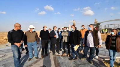 نائب وزير الإسكان للمشروعات القومية يتفقد مشروع الحدائق المركزية "كابيتال بارك" بالعاصمة الإدارية الجديدة