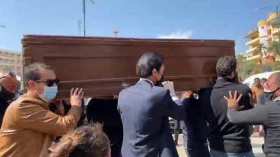 وصول جثمان والدة رضوي الشربيني إلي مسجد السيدة نفيسة 