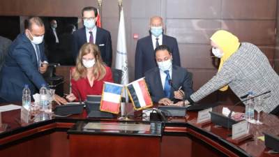 وزير النقل وسفير فرنسا يشهدان توقيع عقد إدارة وتشغيل وصيانة القطار الكهربائي