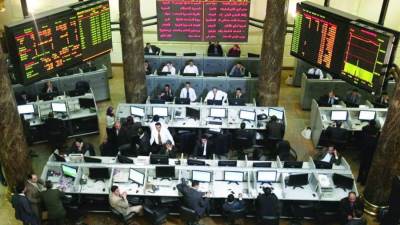 تراجع شبه جماعي لمؤشرات البورصة في منتصف تعاملات الإثنين