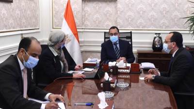 رئيس الوزراء يتابع مع وزيرة البيئة ملفات عمل الوزارة