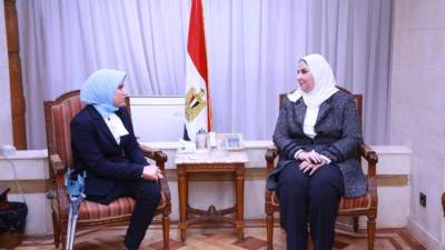 وزيرة التضامن تصرف 10 آلاف جنيه وجهاز تعويضى لفتاة فقدت قدمها بحادث فى طفولتها