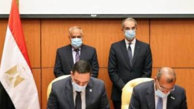 رئيس العربية للتصنيع ووزير الاتصالات يشهدان توقيع اتفاقية تشغيل مدينة المعرفة