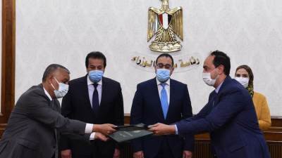 رئيس الوزراء يشهد البروتوكول المنظم لمبادرة إحلال السيارات المتقادمة للعمل بالغاز