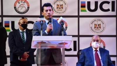 وزير الرياضة يشهد توقيع عقد تنظيم مصر لكأس العالم لدرجات المضمار