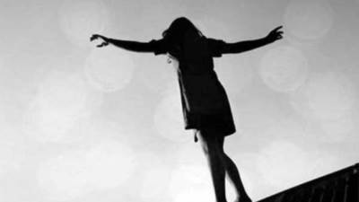 اشتبهوا في سلوكها، فألقوا بها من شرفة شقتها