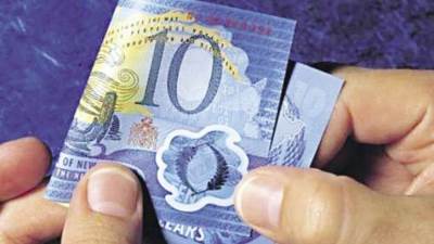 البنك المركزي: طباعة النقود البلاستيكية منتصف العام الجاري