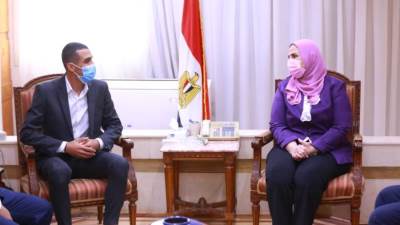 وزيرة التضامن الاجتماعي تكرم "عبدالله" أحد أبناء دور الأيتام بالشرقية 