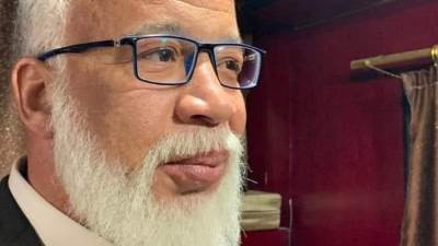 سبعبع ينقل الي مستشفي الامراض النفسية بعد تهديده بالانتحار 