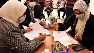 وزيرة التجارة والصناعة تعلن بدء تسليم الدفعة الاولي من الوحدات الصناعية للمستثمرين بالمجمعات الجديدة.