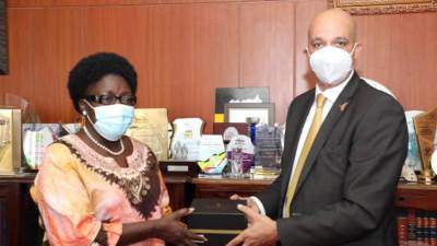 السفيرالمصري في كمبالا يلتقي برئيسة البرلمان الأوغندي