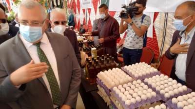 وزيرالزراعة ومحافظ جنوب سيناء يفتتحان معرض المنتجات الغذائية والحرف والزهور بمدينة شرم الشيخ 