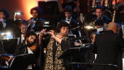  ساحرة الفلوت مع جمهور السيمفونى فى رحلة لمؤلفات موسيقى الجاز العالمية 