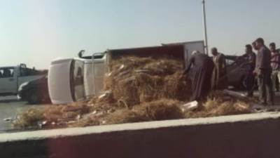 عاجل : انقلاب سيارة نقل محملة بالأرز أعلى دائرى المعادى