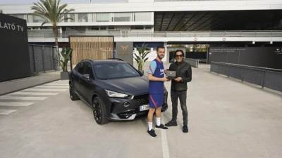 شاهد كوبرا تسلم سيارات مخصصة للاعبين برشلونة