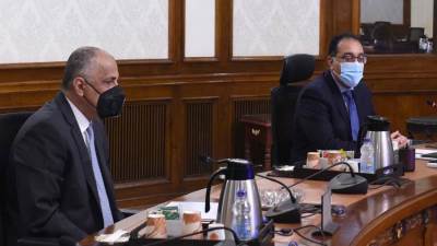 رئيس الوزراء يستعرض عددا من الملفات المشتركة بين الحكومة والبنك المركزي 