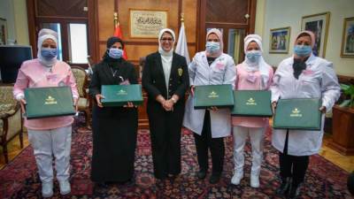 وزيرة الصحة تستقبل مجموعة من سيدات الفريق الطبي وتؤكد تقدير الرئيس السيسي لدورهن في مكافحة كورونا 