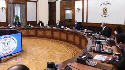 مدبولي يلتقي مسؤلي الشركات والمصانع المتخصصة ويؤكد علي تطبيق منظومة الري الحديث