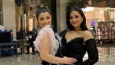 ملك وليلى أحمد زاهر يطلان بفساتين " مثل الأميرات" 