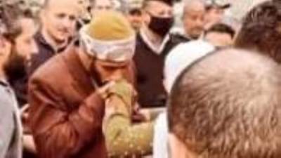 محمد رمضان يتصدر تريند السوشيال ميديا بعد تقبيلة يد فتاه معجبة به 