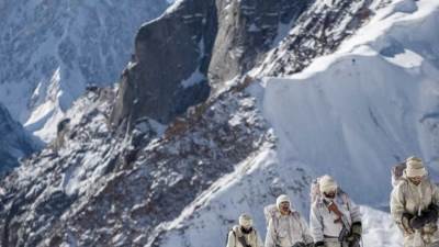 صراع علي القمم وجنود مترابطون .. ربطوا أنفسهم معًا لتقليل احتمال فقدان أحدهم في هاوية جليدية أثناء عبورهم "نهر غيونغ الجليدي