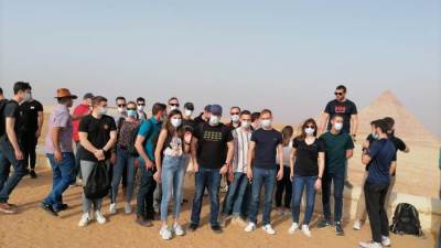 طاقم «ميسترال» الفرنسية يزور الأهرامات والمتحف المصري
