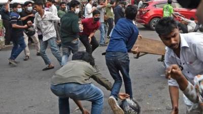 شرطة بنغلادش تطلق الرصاص المطاطي والغاز المسيل للدموع على محتجين معارضين علي الزياره المرتقبة لرئيس الوزراء الهندي