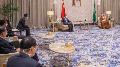 كتب تشين وي تشينغ أن الصين تدعم المملكة العربية السعودية في حماية أمنها واستقرارها ، واتخاذ مسار التنمية الذي يناسب ظروفها الوطنية