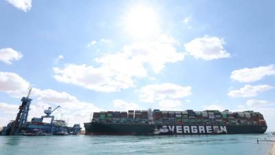 بمعدلات تكريك بلغت  ١٧ ألف متراً مكعب من الرمال الكراكة مشهور تواصل أعمال التكريك لتعويم السفينة الجانحة بالقناة السويس