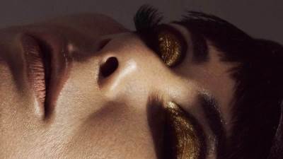 ملاك السينما المصرية مني زكي البطلة الرئيسية في موكب نقل المومياءات  الملكية.