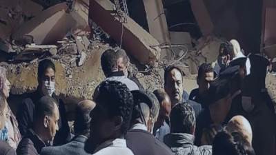 عاجل :وصول النيابة العامة الي مكان العقار المنهار بجسر السويس