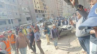 تحطم سيارتين في سقوط سقالات عمود كوبري ترسا الجديد