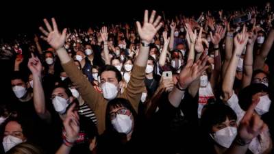 في ظل جائحة كورونا ..أول حفل غنائي في أوروبا بدون تباعد اجتماعي