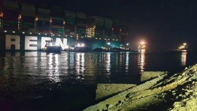 نجاح مناورات تعويم السفينة البنمية الجانحة بقناة السويس ..صور