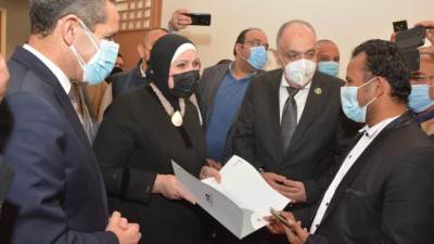 نيفين جامع: حريصون على تنمية وتطوير قطاع الصناعات النسيجية وتزويده بأحدث التكنولوجيات العالمية