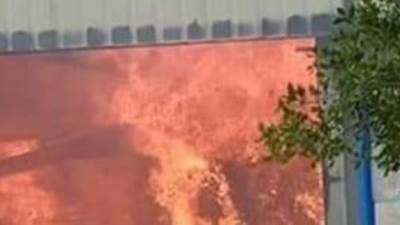 السيطرة علي حريق هائل داخل مصنع بالإسكندرية