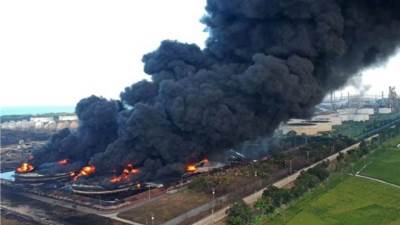 حريق ضخم بأكبر مصفاة نفط بإندونيسيا