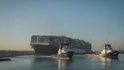 اجتماع تنسيقي بين البيئة وقناة السويس لمتابعة الوضع البيئي لأزمة السفينة الجانحة