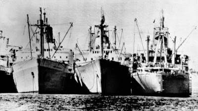 تعرف علي قصة 14 سفينة علقت في قناة السويس 8 أعوام