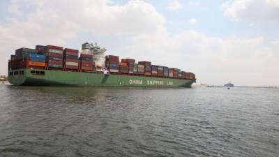 "الفريق أسامة ربيع:" قناة السويس تعمل بكامل طاقتها وعلى مدار الساعة