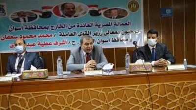 سعفان ومحافظ اسوان يلتقيان العمالة العائدة من الخارج 