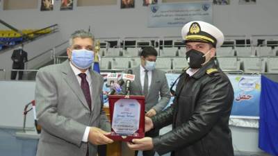 الفريق أسامة ربيع يكرم العاملين المشاركين في تعويم سفينة الحاويات البنمية