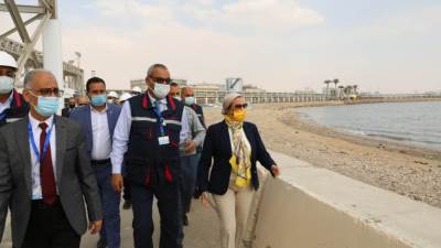 وزيرة البيئة تستكمل جولتها التفقدية بالسويس وتتفقد عدد من شركات البترول بخليج السويس