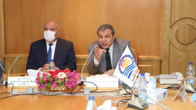 سعفان ومحافظ قنا يلتقيان العمالة العائدة من الخارج لمساعدتهم في عمل مشروعات صغيرة