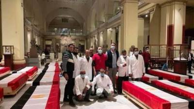 الان تجهيز المومييات الملكية قبل انطلاق الموكب 