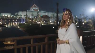 يسرا تجسد ملكة الرحلة الذهبية خلال الموكب المهيب..شاهد بالصور 