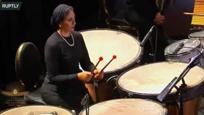 عازفة التمباني رضوي البحيري تخطف انظار الجمهور اليها خلال عزفها في الموكب الملكي